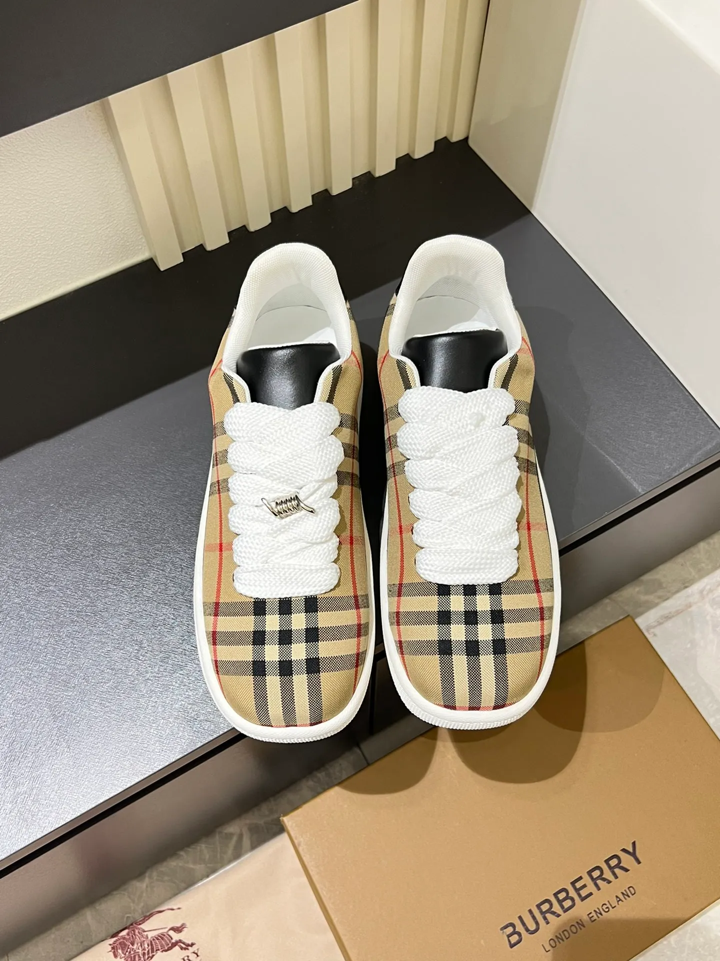 Men's shoes 💰p380 "Burberr*" new thick-soled men's casual sports shoes, cool sneakers and bread shoes, originally purchased and developed, the top version of Box series sports shoes, made of smooth calfskin fabric, embellished with embossed Equestrian Knight logo (EKD). Made of mesh lining, the laces are decorated with metal coils, the rubber soles are decorated with the Burberry letter logo, and the original molded 3.5CM two-color T men's shoes 💰pU outsole! Male 38-44 (45 customized)